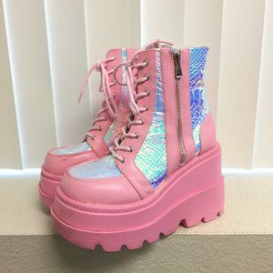 PRE LOVED - Cape Robbin Pink Poison Platforms Boots in PNK/7- SH184